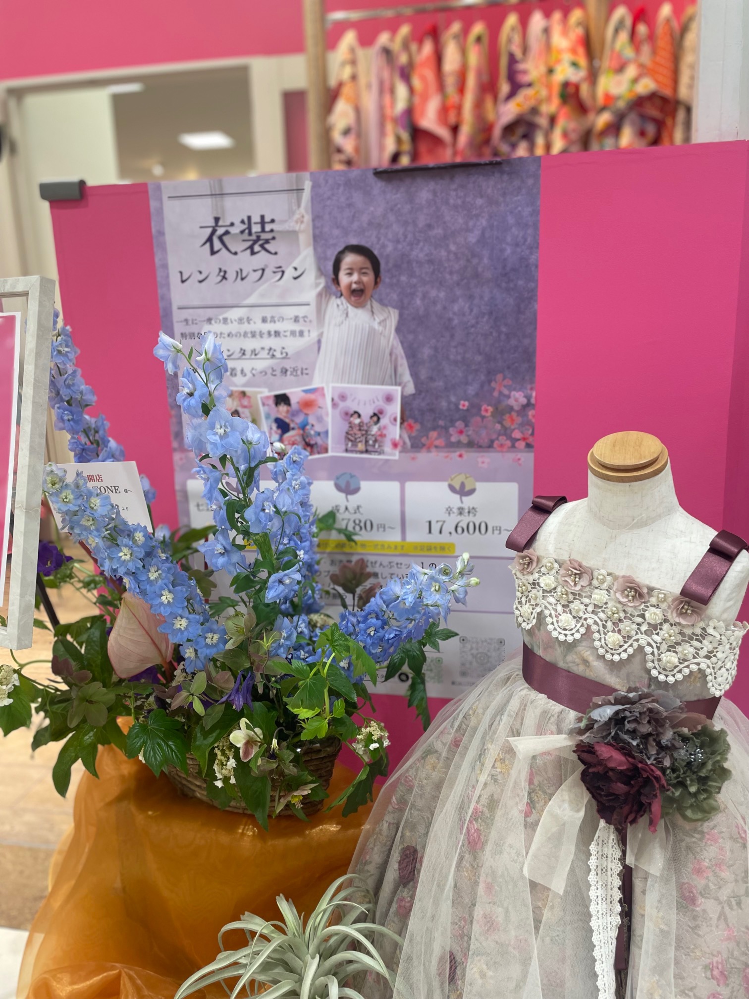 店内ではフォトブースやたくさんの衣装を展示中。