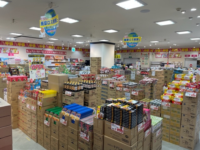 静岡県内に唯一のアウトレットショップ『２２２』。
お買い得商品がたくさん！
新生活の若者の強い味方です。