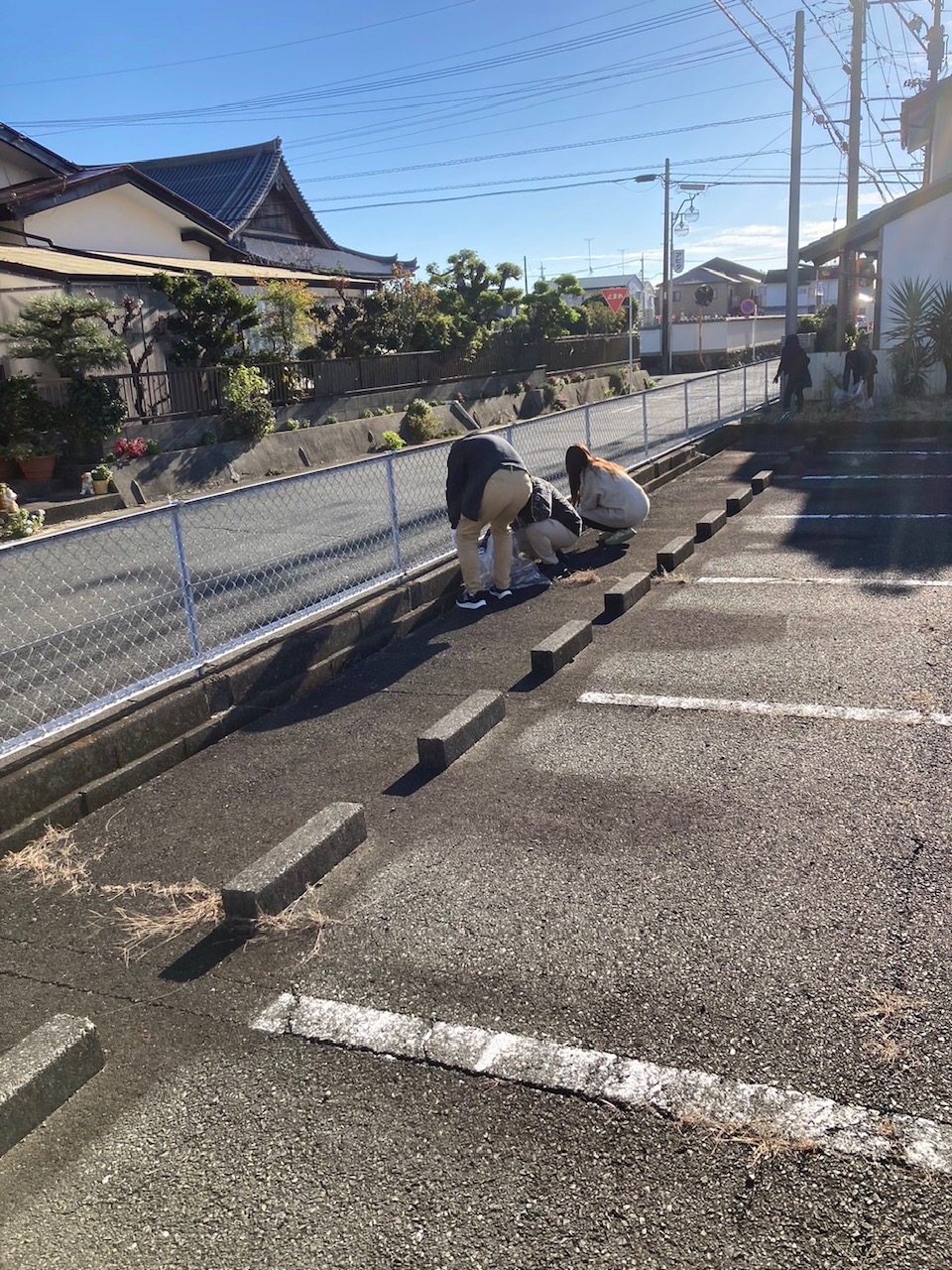 従業員駐車場のまわりにもお菓子やお弁当のゴミが散乱していました。