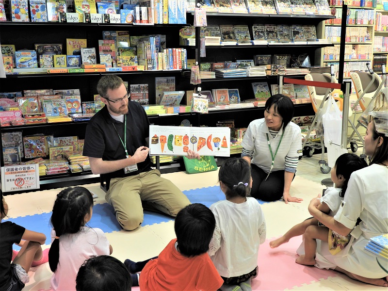 毎週土曜日・日曜日【絵本の読み聞かせ】を行っています!