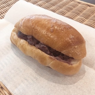 塩パンのさくっとした生地に
はみ出ちゃうくらいのたっぷりアンコが
ずっしりと100g入っていますよ!
アンコ好きにはもう最高ですよね☻
因みにサクサク生地が好きな方は
自宅でトースターやフライパンで更に焼いて
カリカリ、サクサクにしてます〜( ﹡ˆoˆ﹡ )
ぱんの大谷 、不動のエースは