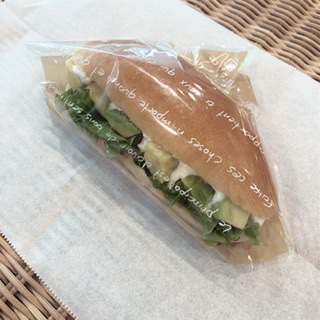 多めに作ってもすぐに無くなってしまう人気商品です!
エビとアボカドが合わない訳がないですよね!!
もし出会えた時はお試しくださいね♪
さて、本題に入りますが、ぱんのおおたにでは
近日よりドライフルーツを販売致します✨
こちらはイチゴですが、