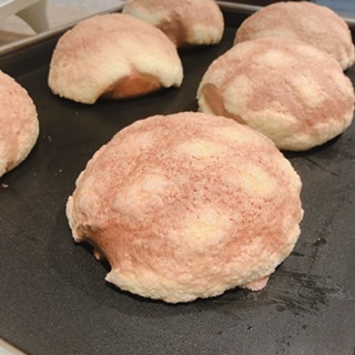 ぱんのおおたにのメロンパンは
上はザクザク!下はふんわり✨
焼き立てのパンは別格ですよ( ﹡ˆoˆ﹡ )
いつもお昼くらいに焼き上がるので
ちょうどお腹が空いた頃に
ふわ〜と甘い香りが漂います ♪
⠀
ぜひお試しくださいね ⭐︎
それではそれでは ‥